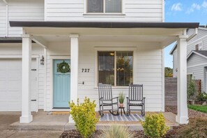 Exterior - Cloud Wine Cottage · Charming Wine Retreat w/ Kid + Dog Perks (Dundee)