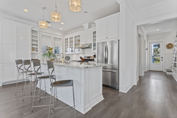 Fridge, microwave, oven, stovetop - Fabulous Beach Retreat! Walk to the water... (Bay St. Louis)