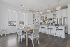 Dining - Fabulous Beach Retreat! Walk to the water... (Bay St. Louis)