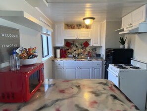Refrigerador, microondas, horno y parrilla de estufa