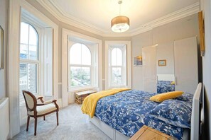 2 habitaciones, tabla de planchar con plancha y cuna de viaje