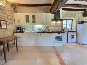 Jääkaappi, mikroaaltouuni, uuni, astianpesukone