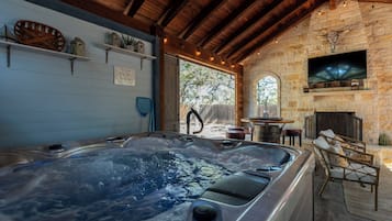 Bañera de hidromasaje cubierta