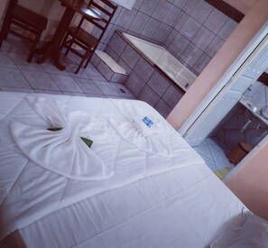 Quarto luxo | Wi-Fi de cortesia, roupa de cama