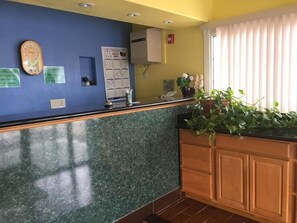 Lobby - Budget Inn (Redding)