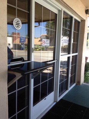 Exterior detail - Budget Inn (Redding)