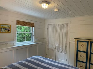 2 bedrooms, iron/ironing board, free WiFi, bed sheets - Charming and cozy apartment nestled in the woods. (Mount Desert)