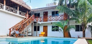 Piscine couverte, piscine extérieure, chaises longues