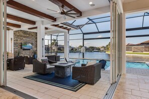 Een buitenzwembad en een verwarmd zwembad