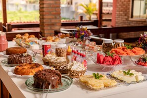 Free daily buffet breakfast - Pousada Brilho da Serra (Tiradentes)