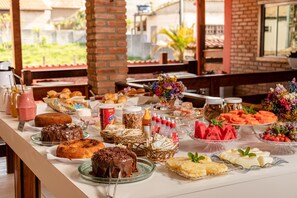Free daily buffet breakfast