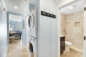 Een douche, een haardroger, handdoeken, zeep