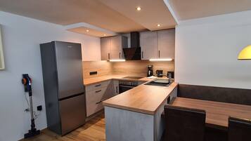 Fridge, stovetop, dishwasher, coffee/tea maker