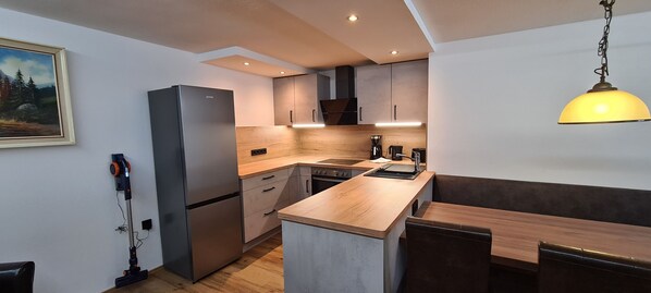 Kjøleskap, kokeplater, oppvaskmaskin og kaffetrakter/tekoker