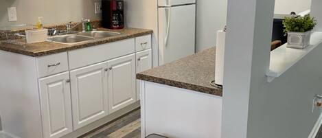 Een koelkast, een microgolfoven, een oven, een kookplaat