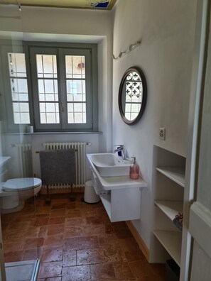 Douche, séchoir à cheveux, serviettes fournies, savon