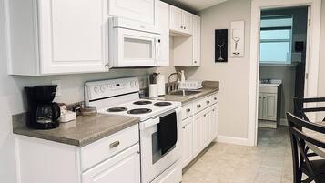 Een koelkast, een magnetron, een oven, een kookplaat