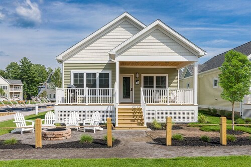 The Cove at Sylvan Beach - Pet friendly lakeside cottage with a pontoon boat!