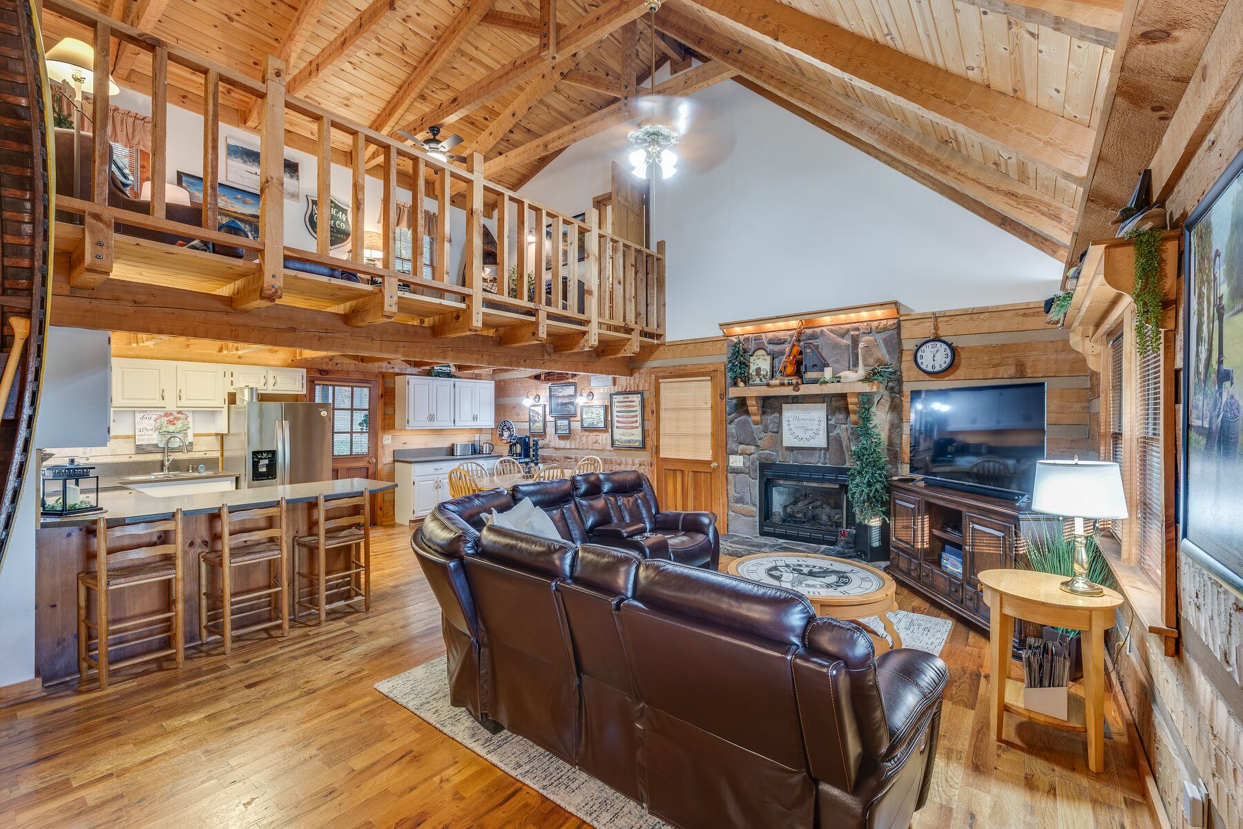 Smart TV, chimenea, reproductor de DVD, libros