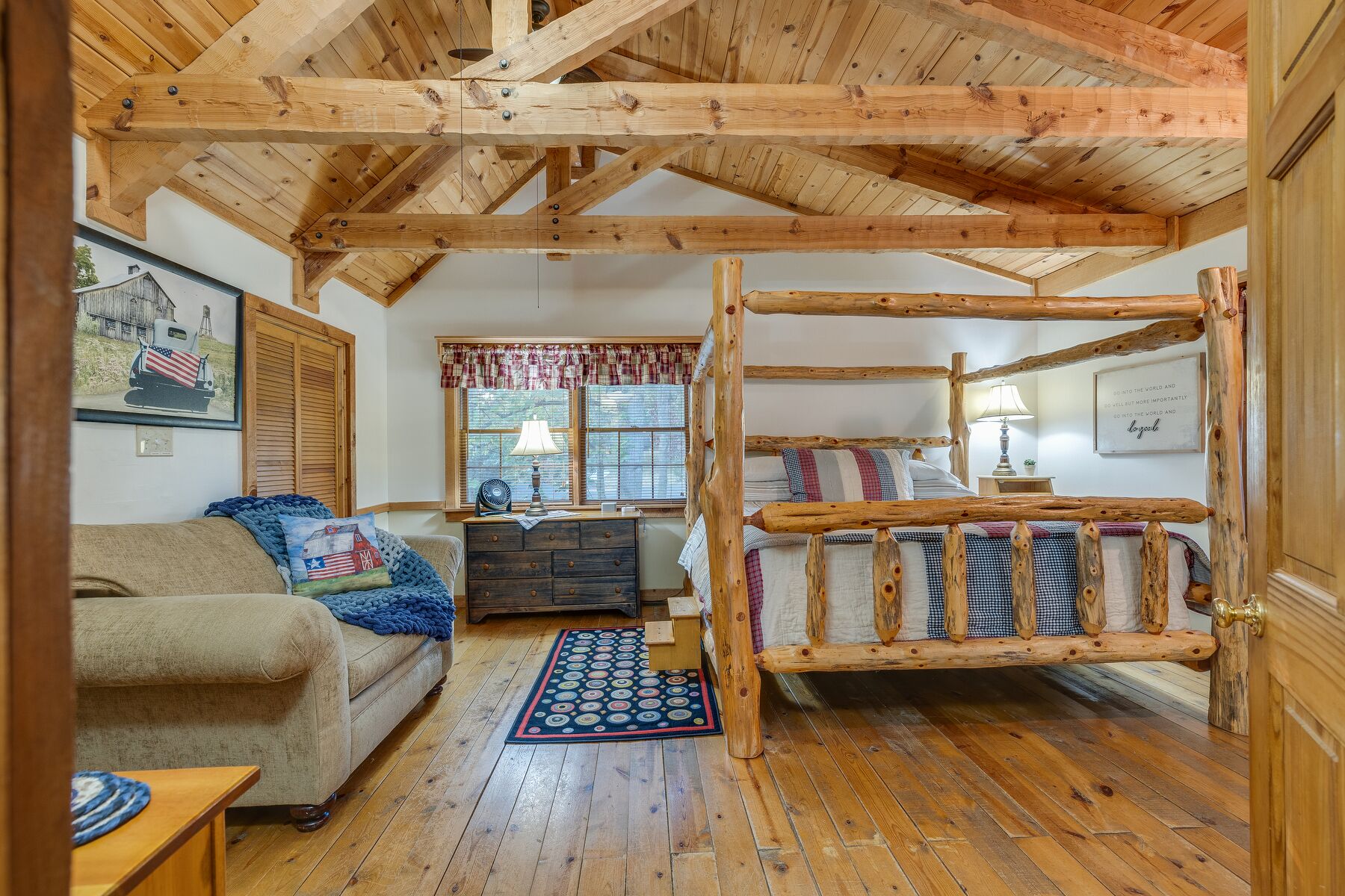 4 bedrooms, desk, iron/ironing board, travel crib