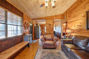 Una Smart TV, una chimenea, libros