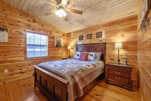 3 bedrooms, free WiFi, bed sheets - Robin’s Nest – Cozy Broken Bow Cabin with Private Hot Tub (Broken Bow)