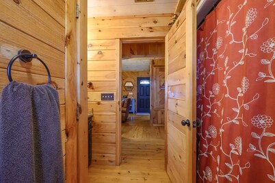 Robin’s Nest – Cozy Broken Bow Cabin with Private Hot Tub