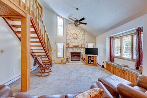 智能电视、壁炉、桌上足球、书