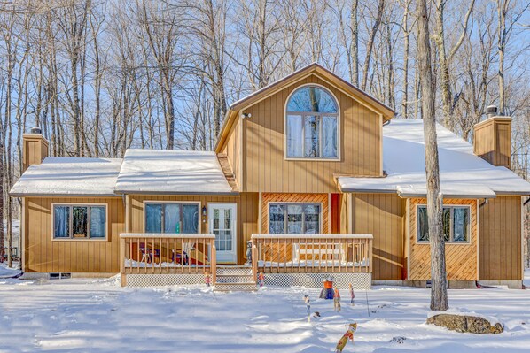 Exterior - Luxurious and Cozy 4-Bedroom Chalet in Arrowhead Lake! (Pocono Lake)