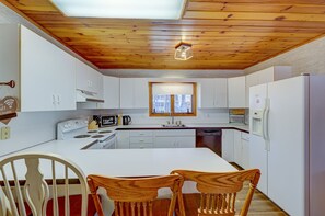 Fridge, microwave, oven, stovetop - Luxurious and Cozy 4-Bedroom Chalet in Arrowhead Lake! (Pocono Lake)