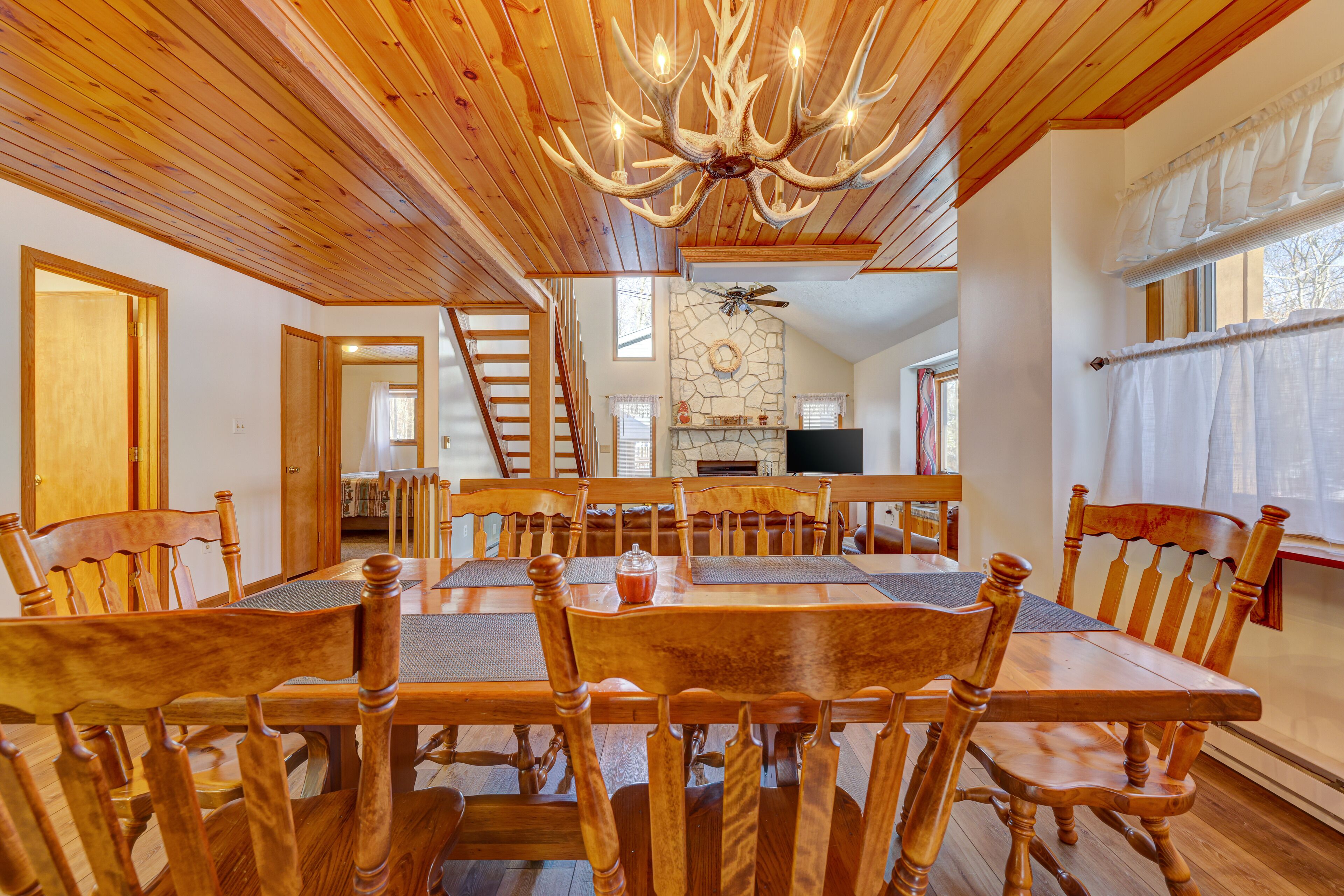 Luxurious and Cozy 4-Bedroom Chalet in Arrowhead Lake!
