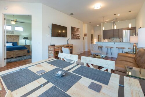 Luxury Living Just 3 Blocks From Park Ave!!!
