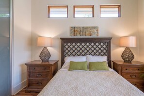 2 quartos, escrivaninha, ferros/tábuas de passar roupa