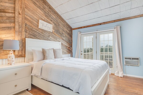 3 bedrooms, desk, iron/ironing board, free WiFi