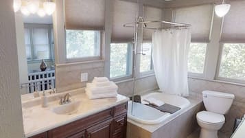 Ensemble douche/baignoire, sèche-cheveux, serviettes fournies, savon