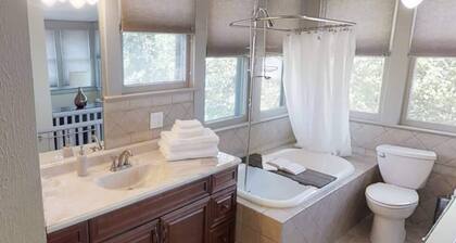 Beautiful Craftsman home near C-Street for you and your pets!