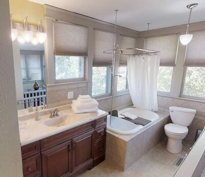 Beautiful Craftsman home near C-Street for you and your pets!
