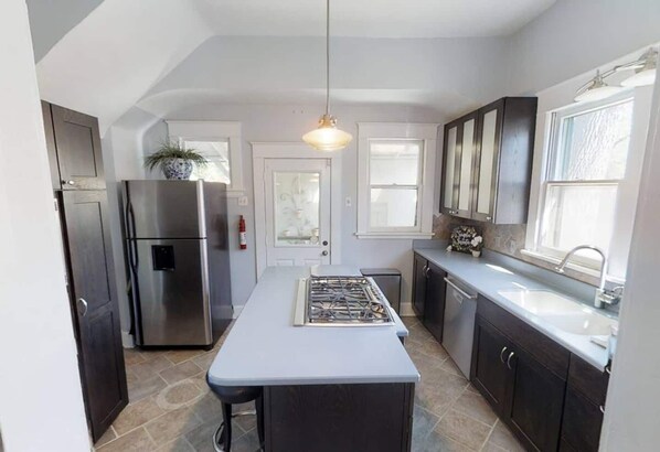 Frigorífic, microones, forn i placa de cuina 