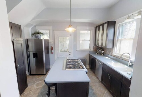 Beautiful Craftsman home near C-Street for you and your pets!