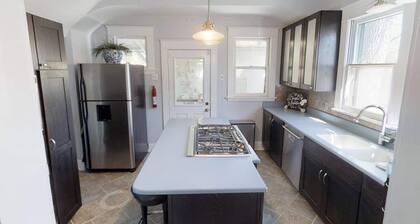 Beautiful Craftsman home near C-Street for you and your pets!