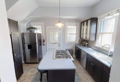 Beautiful Craftsman home near C-Street for you and your pets!