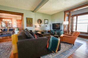 Una Smart TV, un reproductor de DVD, libros, una videoteca