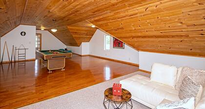 Charming Farmhouse with pool on 10 acres