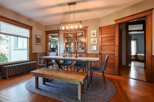 Charming Farmhouse with pool on 10 acres