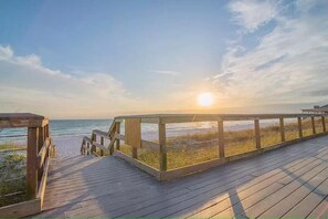 Beach nearby - New Reclining Sofas, Pet friendly, on Golf course, and walkable to Beach. (Miramar Beach)