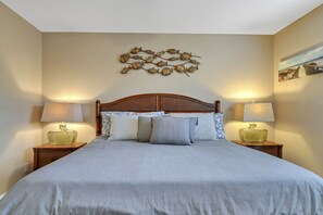 2 bedrooms, iron/ironing board, free WiFi, bed sheets - New Reclining Sofas, Pet friendly, on Golf course, and walkable to Beach. (Miramar Beach)