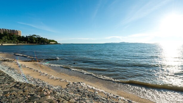 A beach with pebbles and a clear sky. - RCG Suites Pattaya (Pattaya)