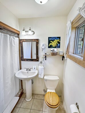 Family Room | Bathroom | Combined shower/tub, towels - Rocky Mountain Inn (Paonia)