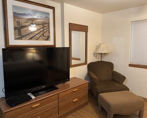 Studio Deluxe | Coin séjour | Télévision à écran plat de 37 pouces avec chaînes par câble, télévision