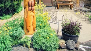 A wooden totem pole in front of Rocky Mountain Inn. - Rocky Mountain Inn (Paonia)